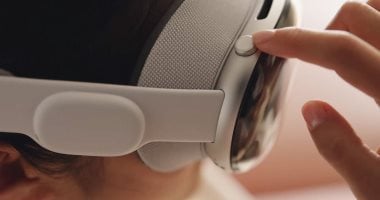 Apple abandons lighter Vision Pro to prioritize smart glasses.